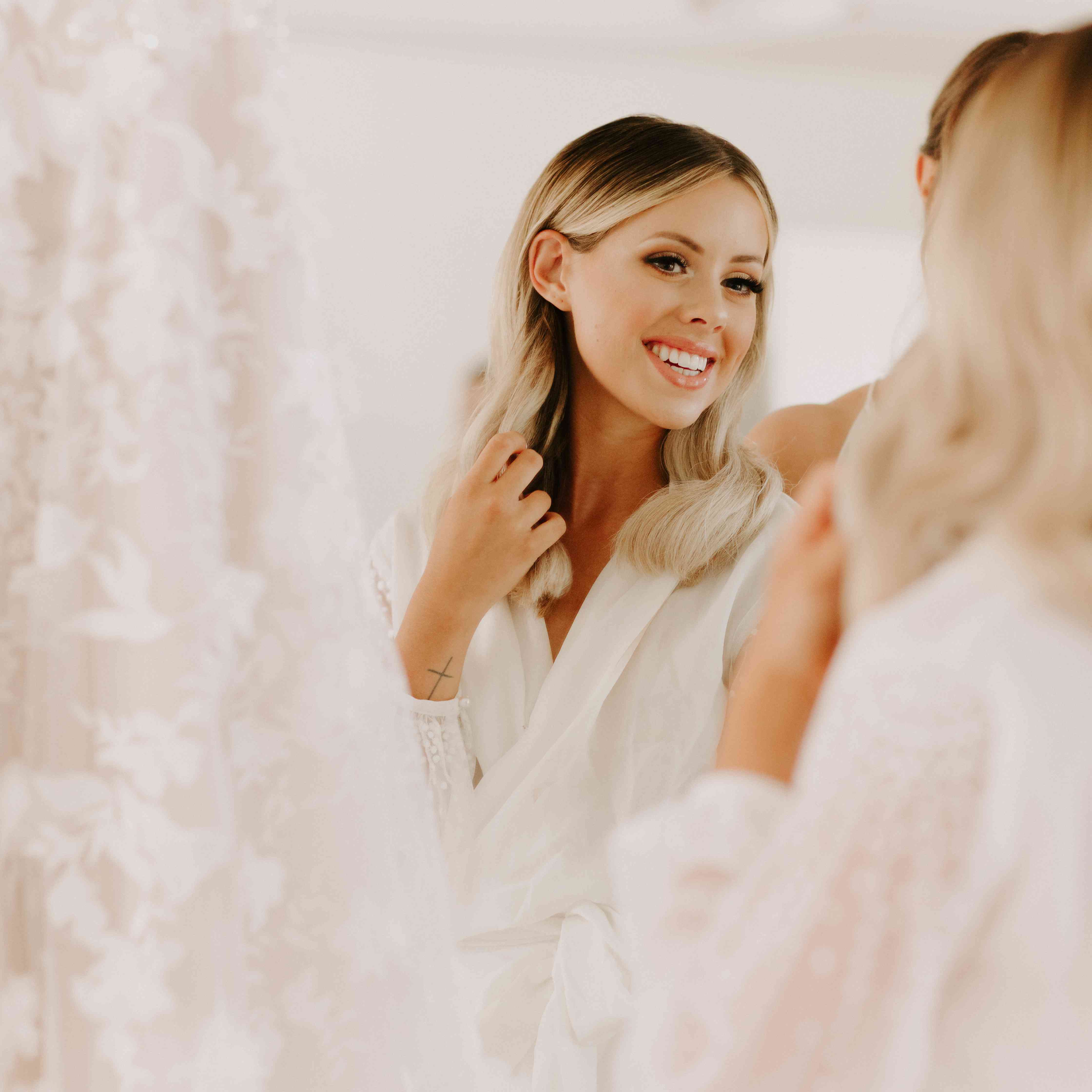 新娘照镜子看头发