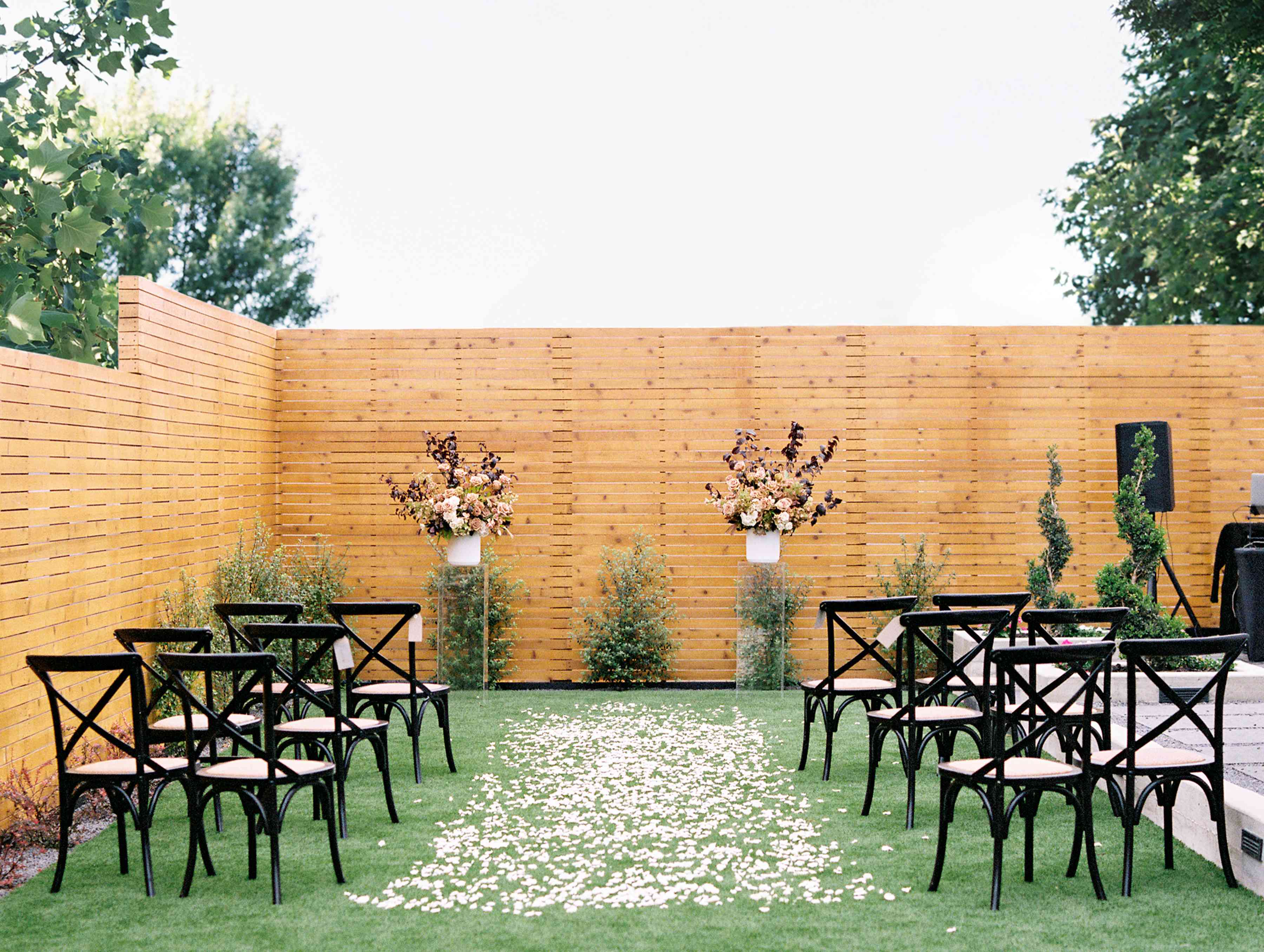 用玫瑰花瓣装饰的仪式走道