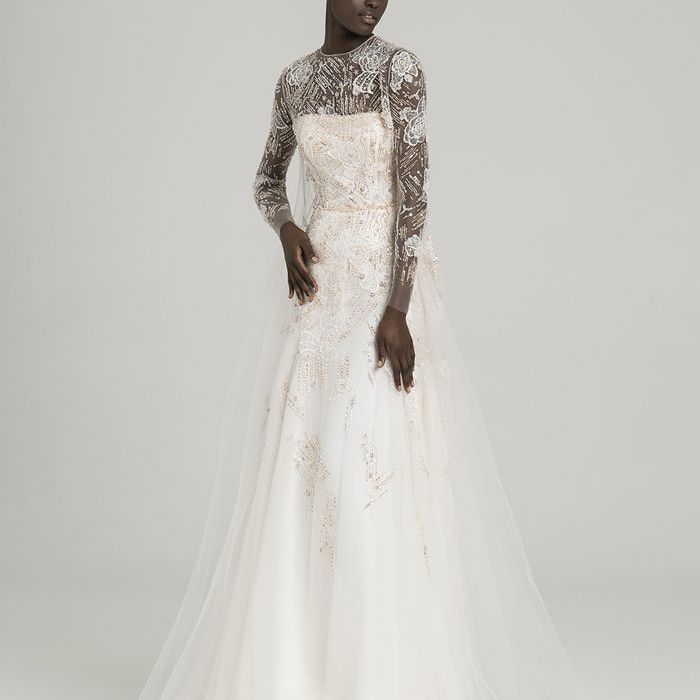 模特在手绣薄纱舞会礼服与长袖和高领