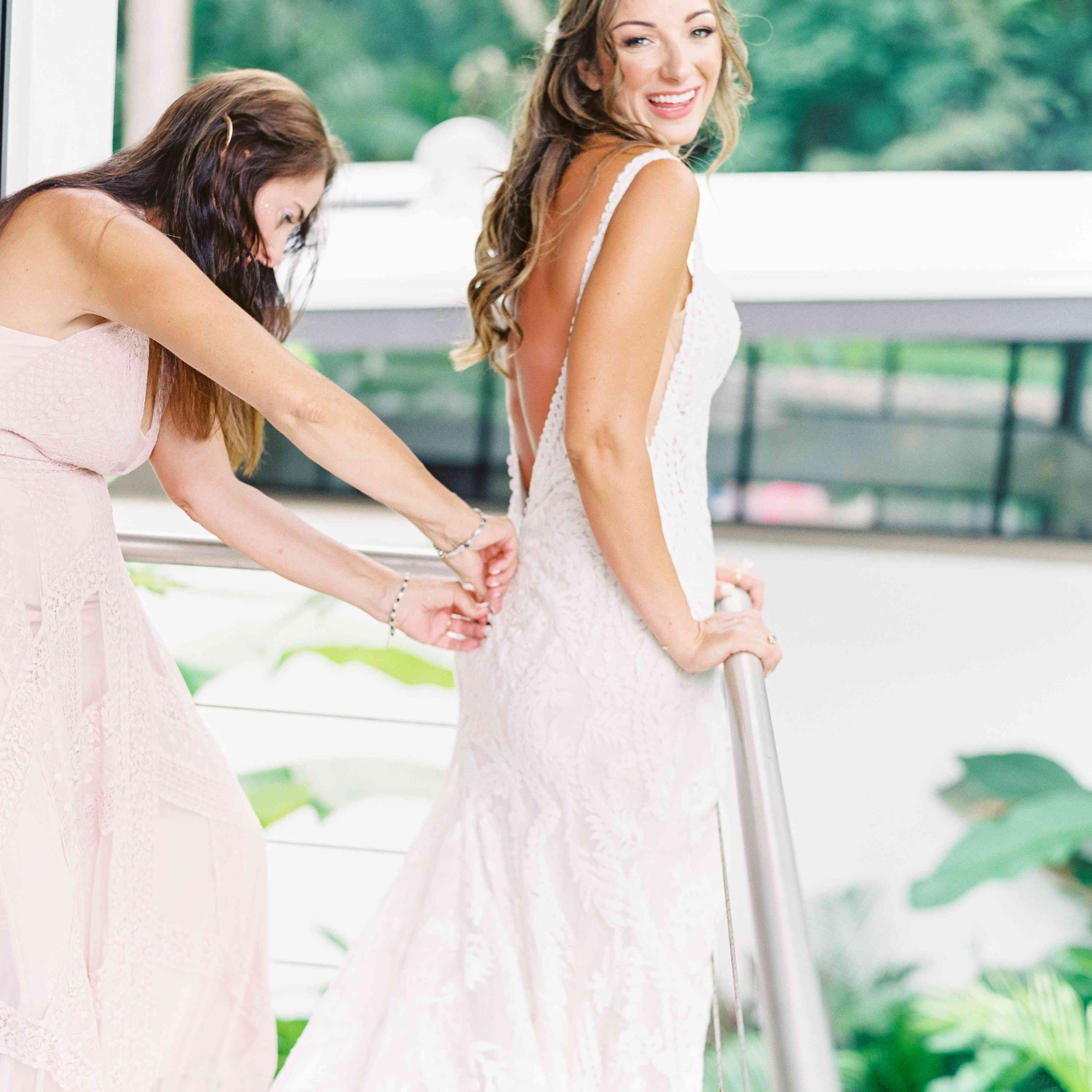 新娘穿着婚纱礼服