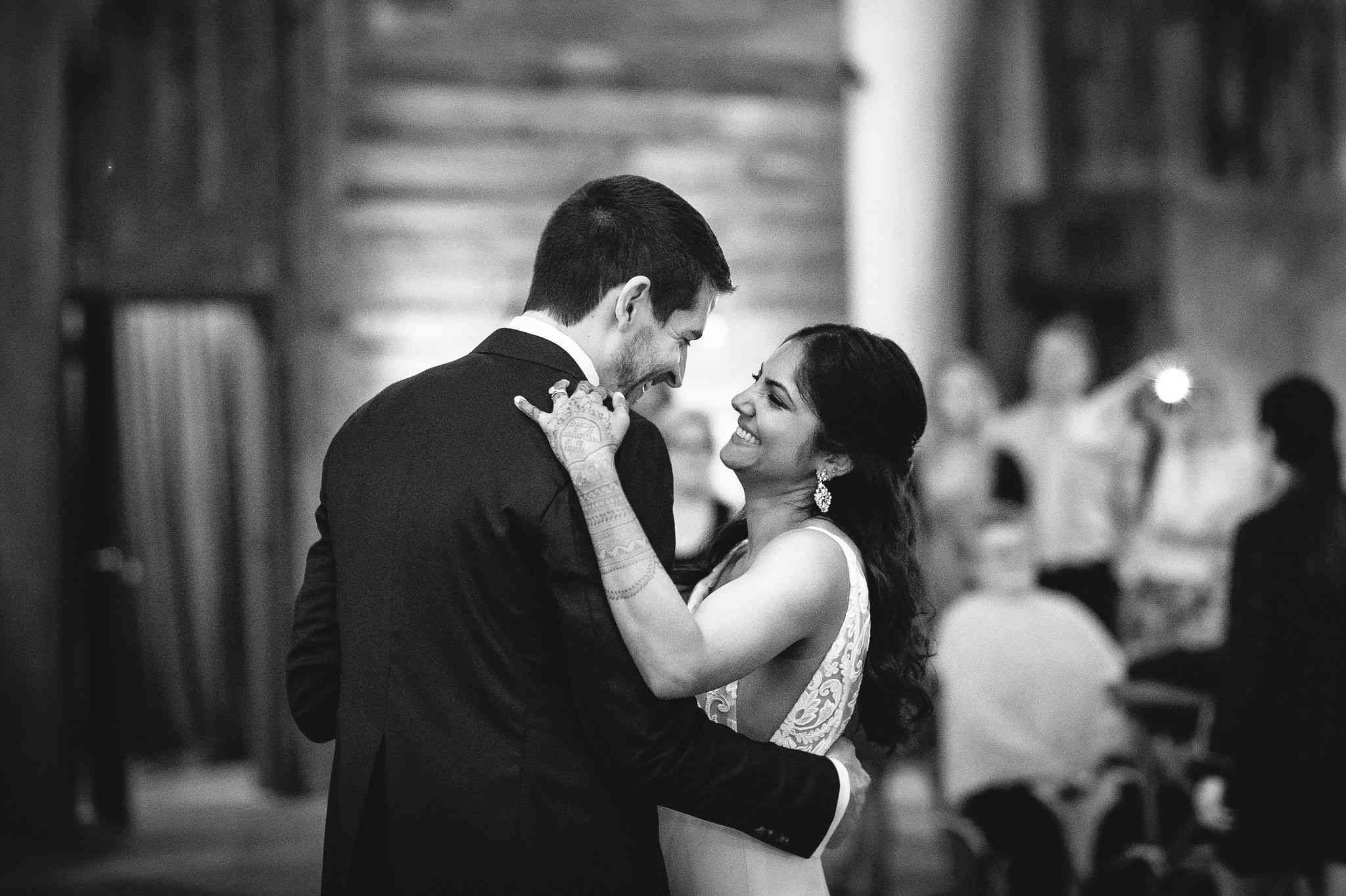 这对夫妻分享他们的第一支舞