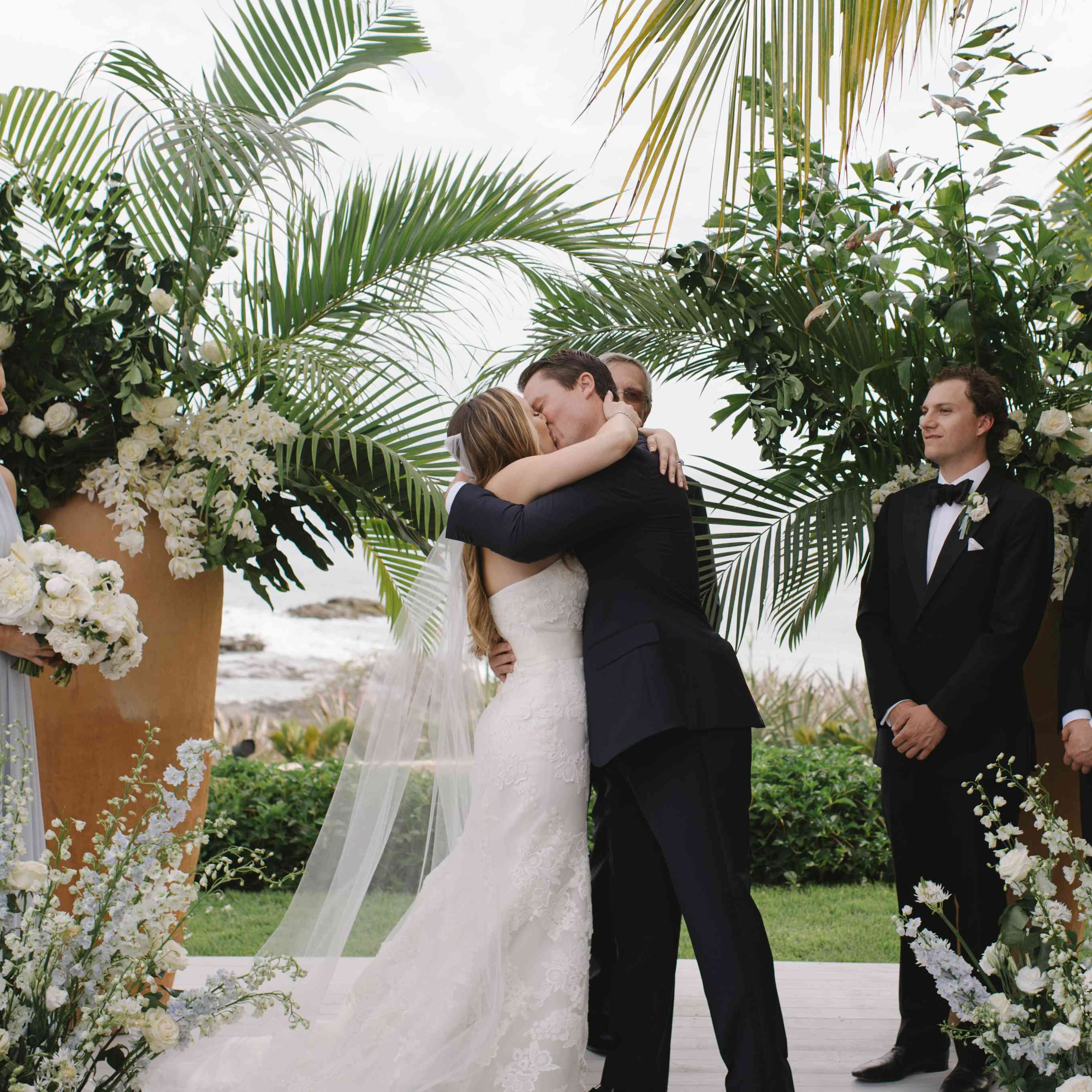 新婚夫妇互相亲吻