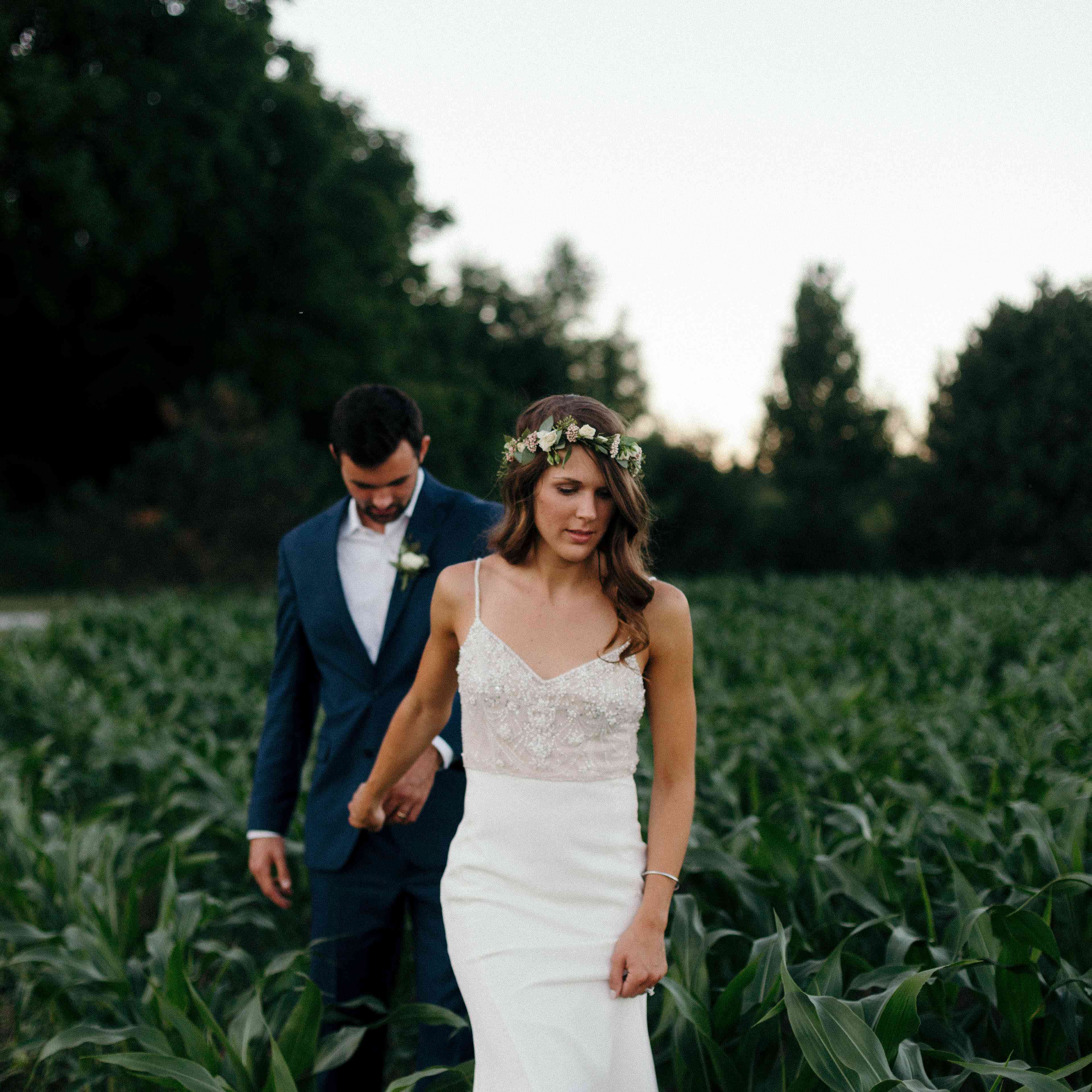 <p>婚礼照片在Findlay玉米田，俄亥俄州<p>