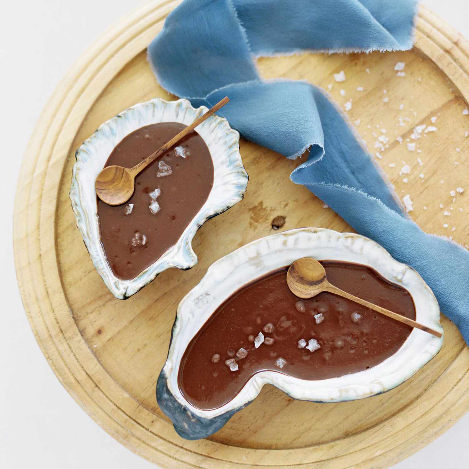 巧克力甜点在贝壳中服务