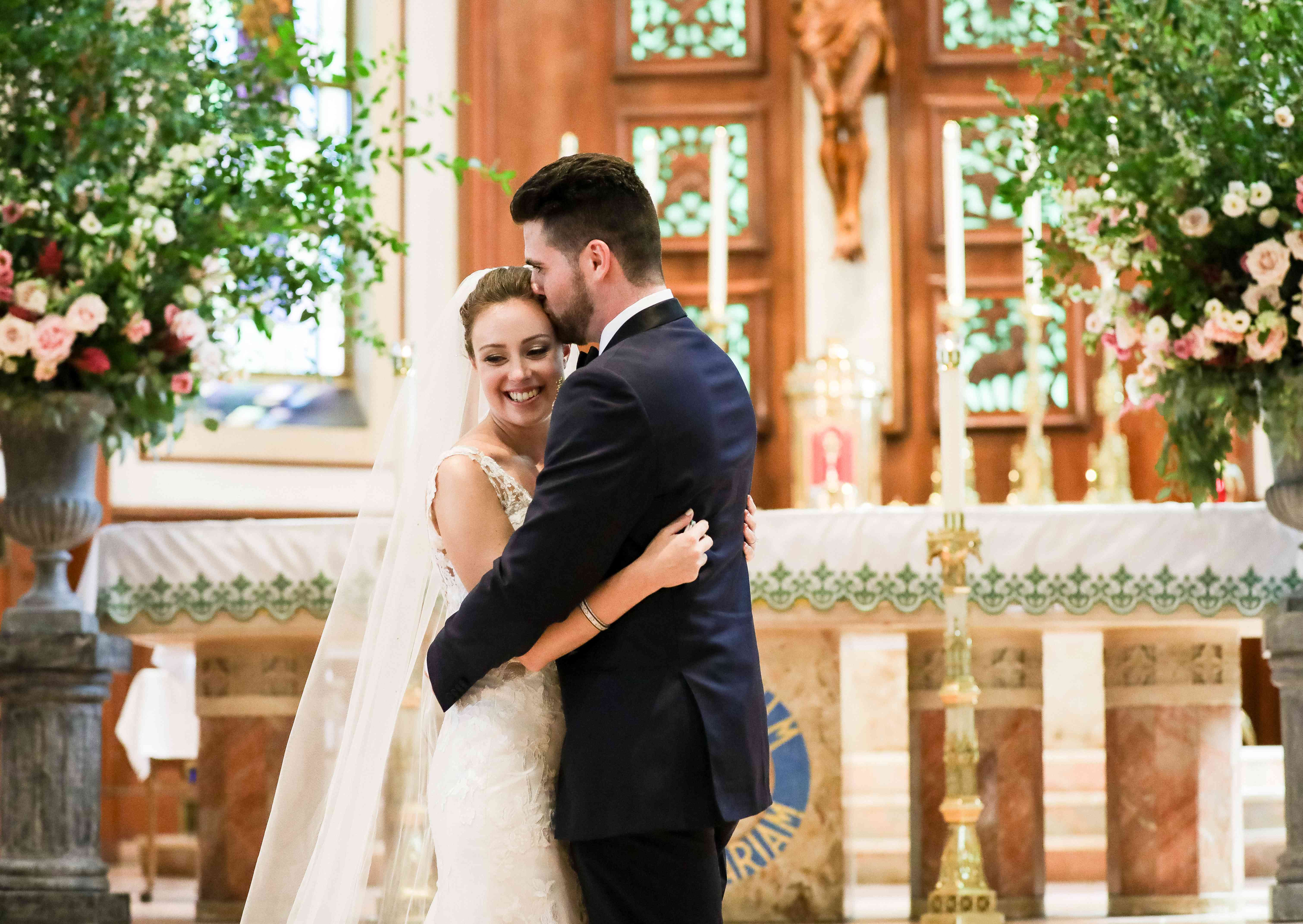 新娘和新郎在圣坛教堂的仪式</p