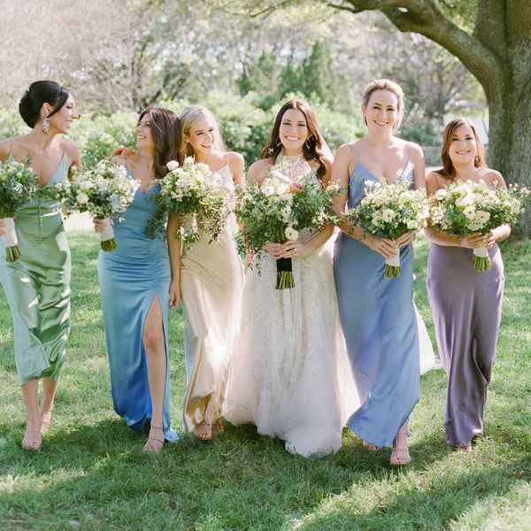 穿着吊带裙的伴娘