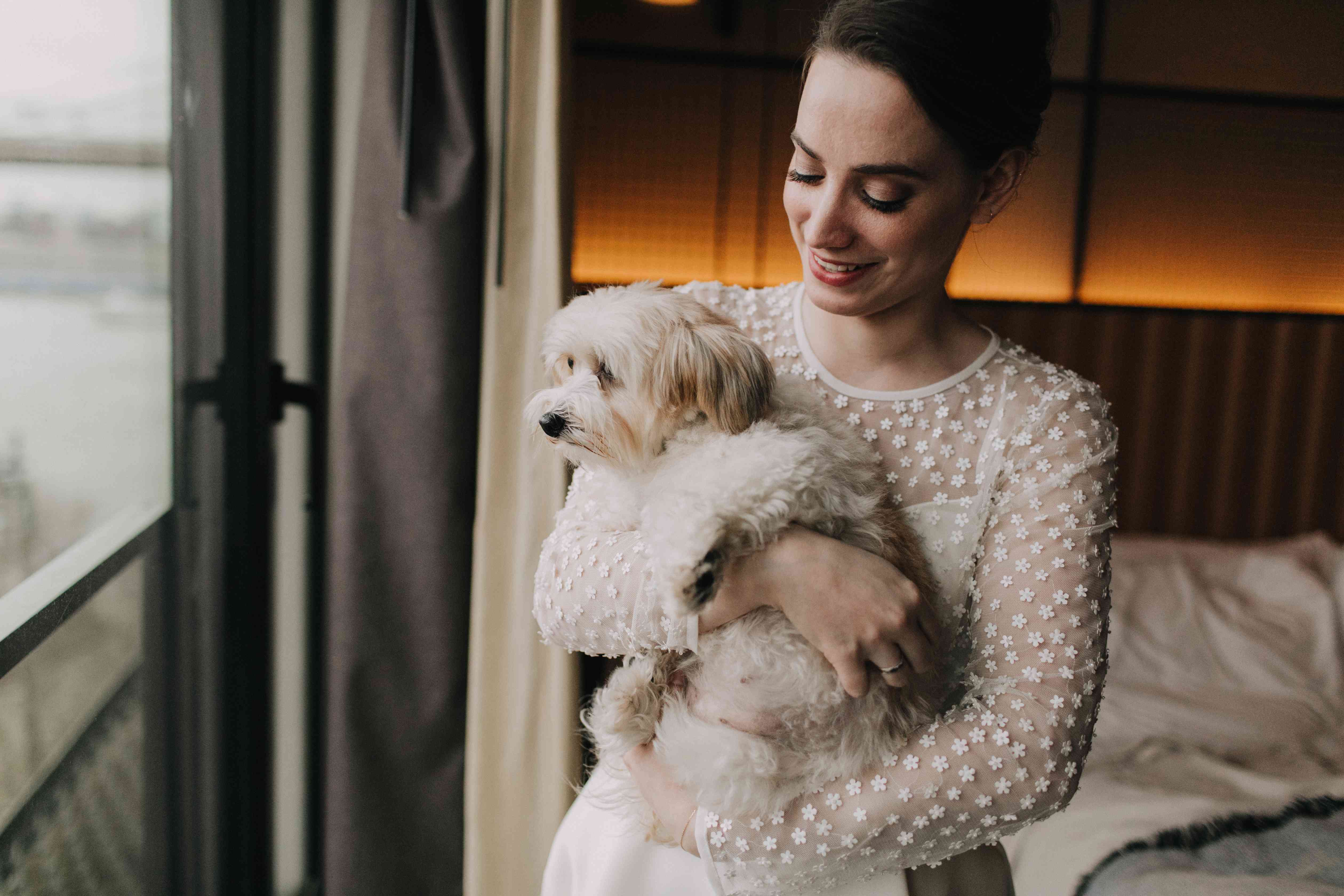 莉拉和这对夫妇的狗珀尔“class=