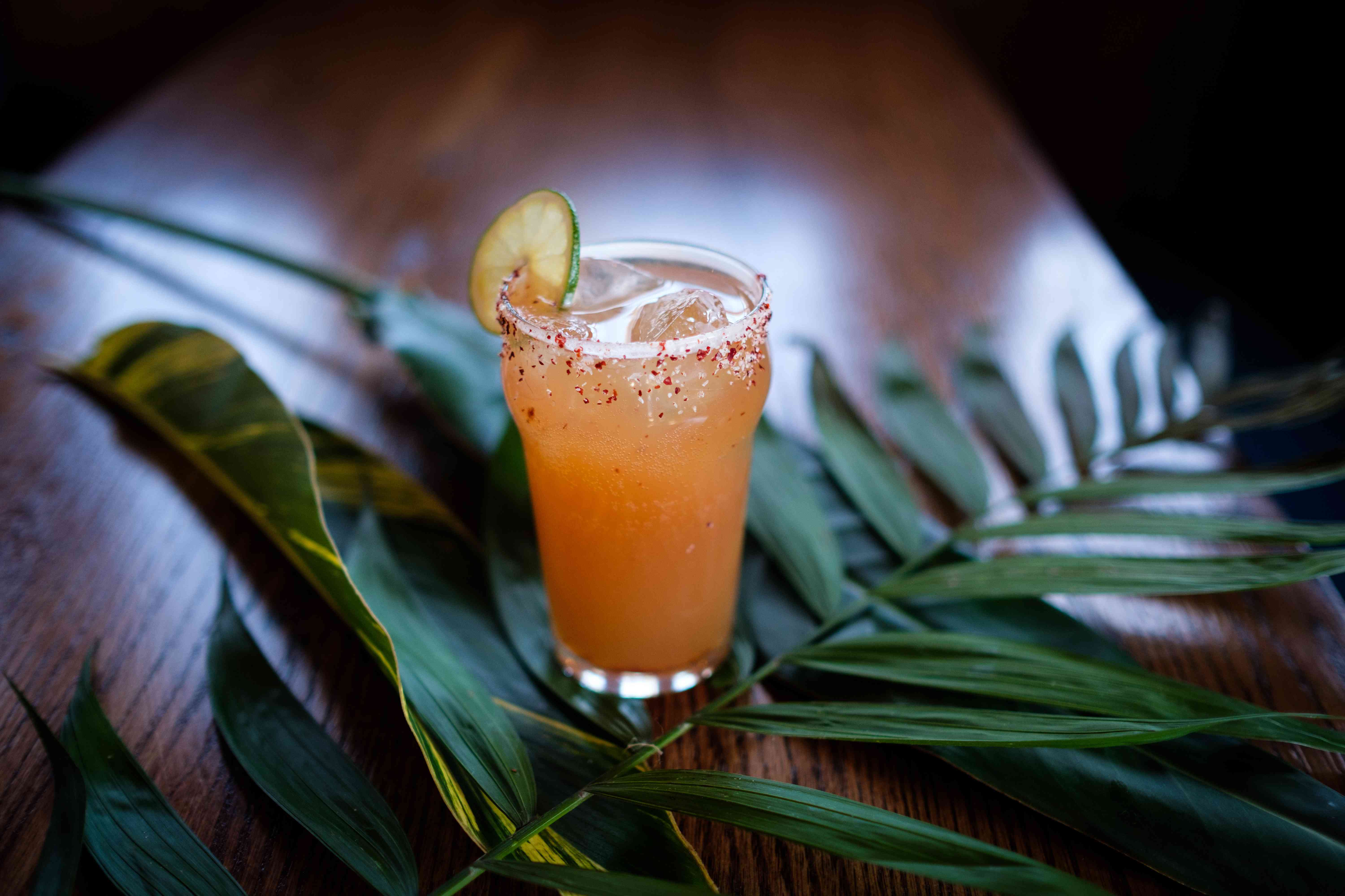 酒精，招牌鸡尾酒，饮料，玻璃，冰，饮料，酒吧，叶子，热带，盐边缘，酸橙，柑橘
