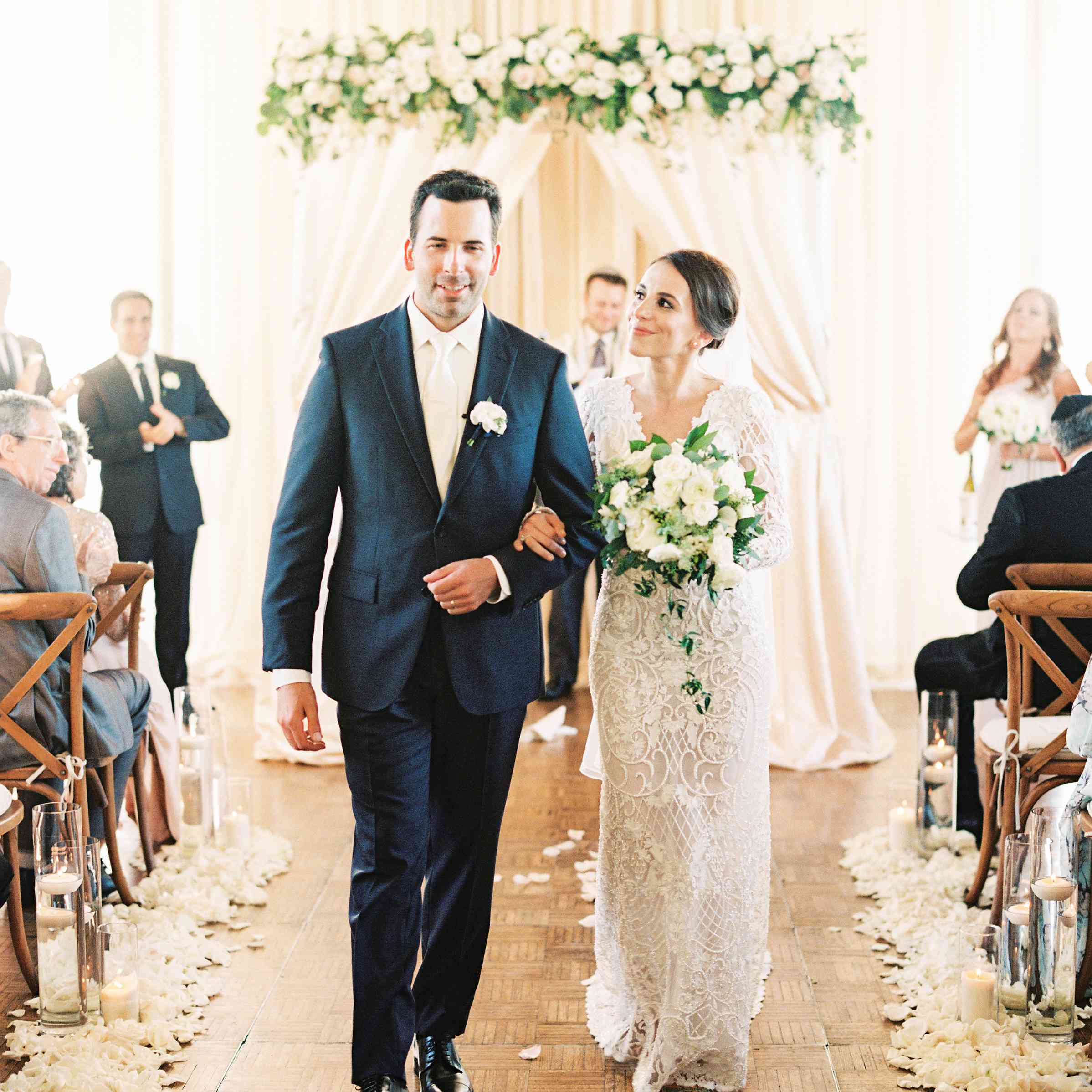 新娘和新郎在退场