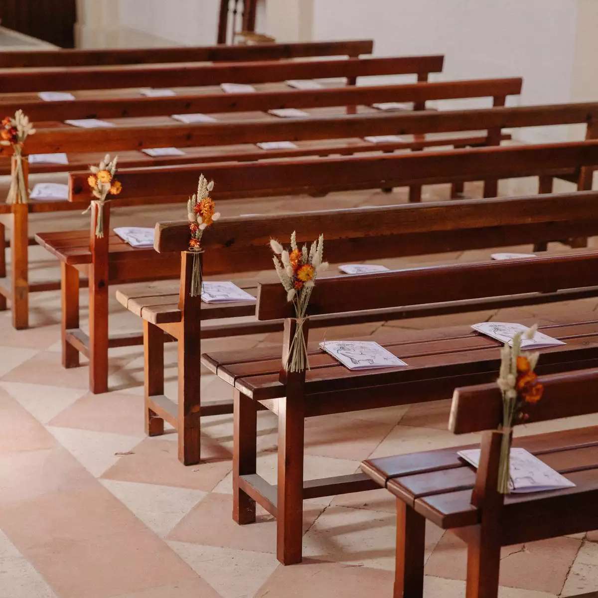 有干花的教堂椅子