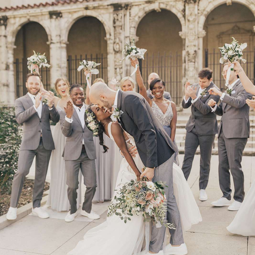 新郎新娘参加婚礼