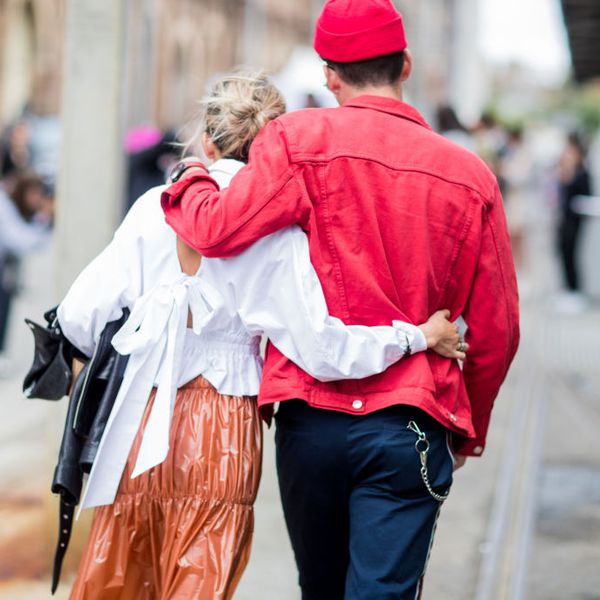 两个人一起走，搂着彼此