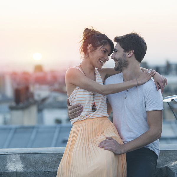 浪漫的情侣在屋顶上,巴黎