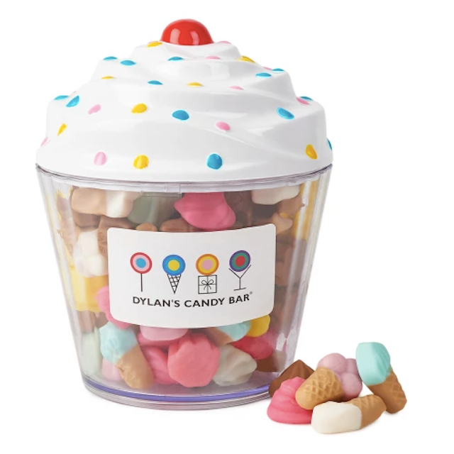 迪伦的糖果酒吧糖果填充蛋糕