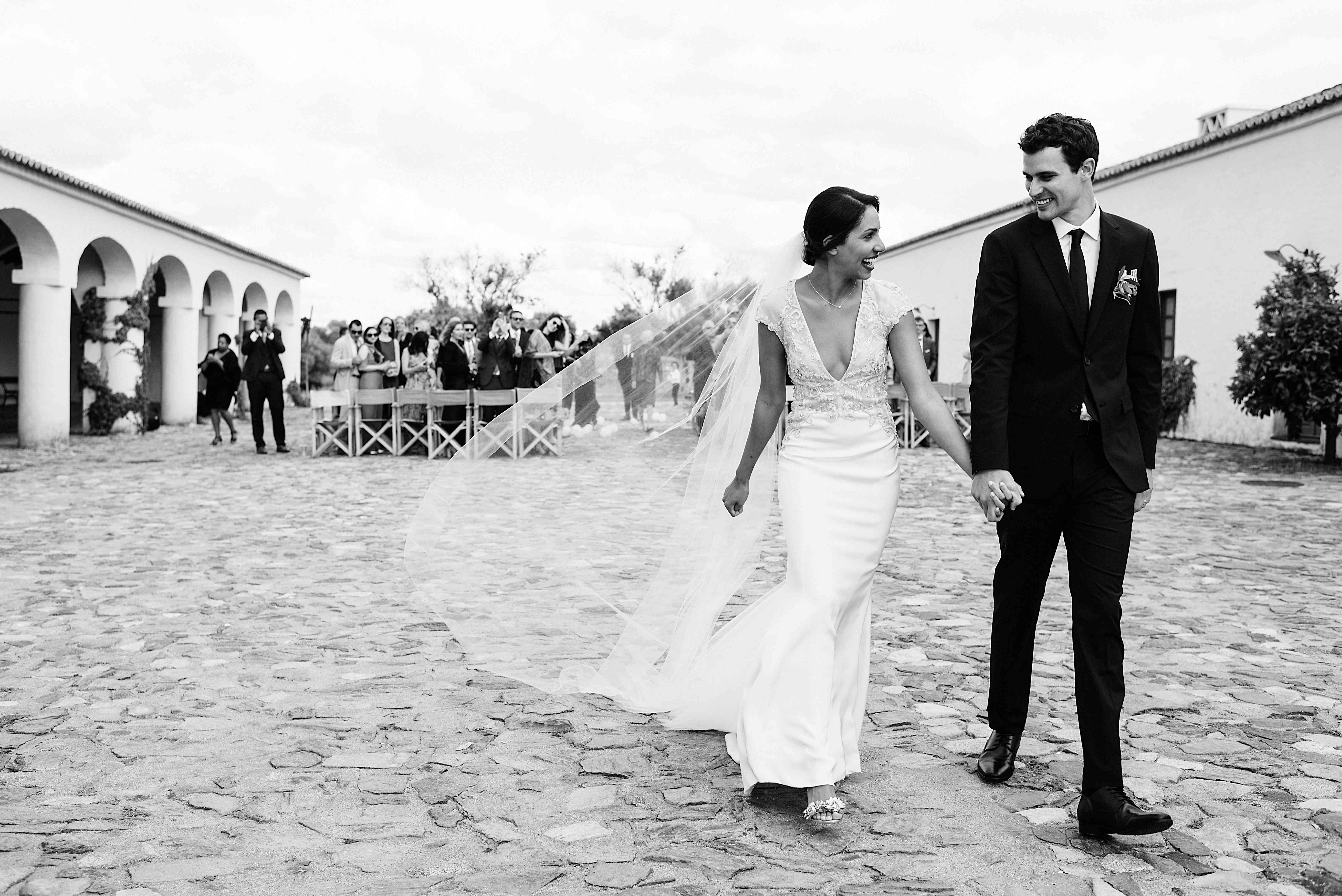 <P>新娘和新郎牵着手</ P>搜索结果