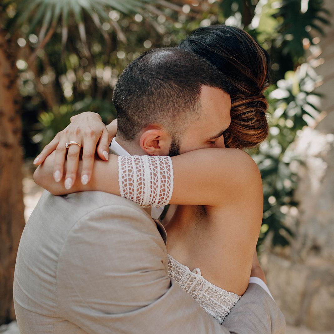 新娘和新郎拥抱