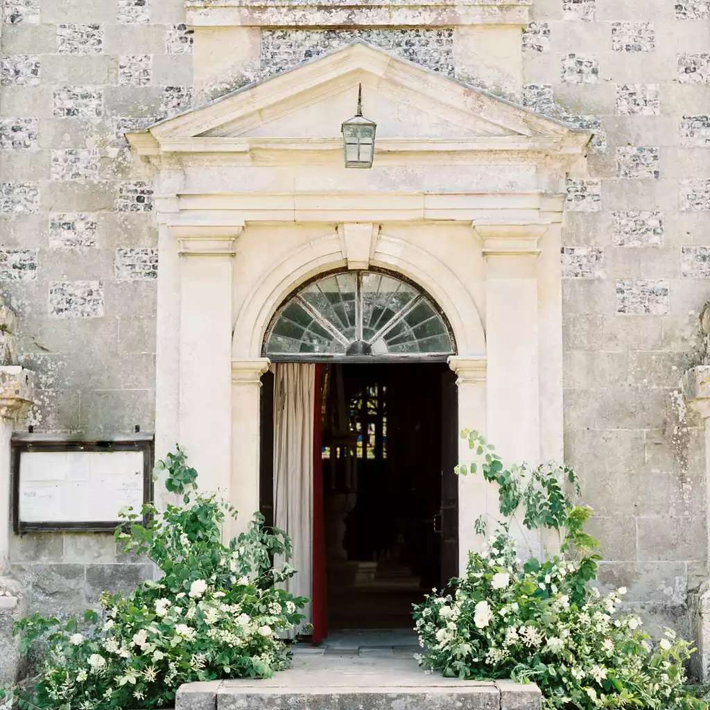 有绿叶和白花的教会