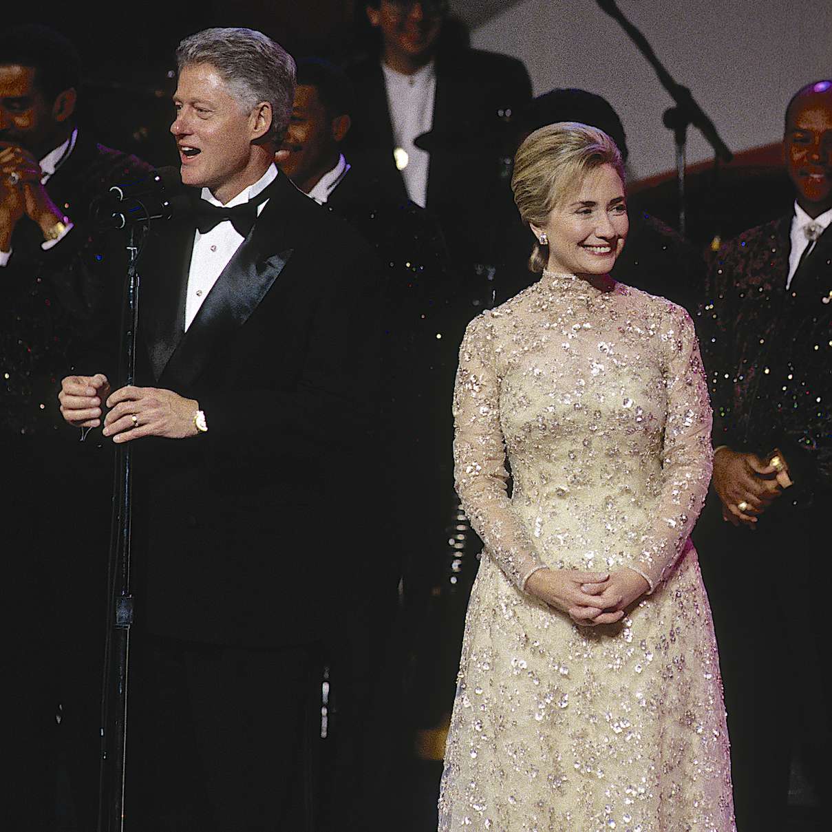 在就职舞会上，前第一夫人希拉里·克林顿和前总统比尔·克林顿站在一起。