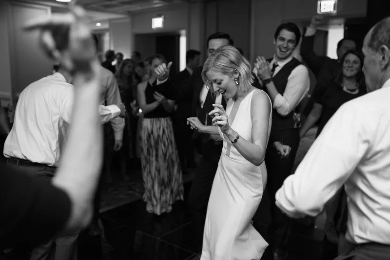 在接收过程中的新娘跳舞