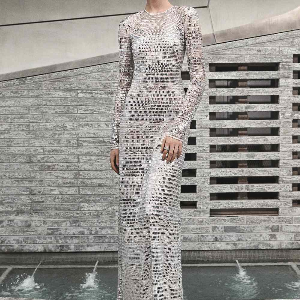 身着长袖银色亮片圆柱礼服的模特