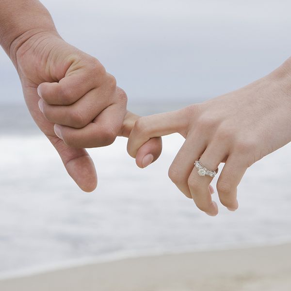 握有订婚戒指的夫妇手指ld乐动官网