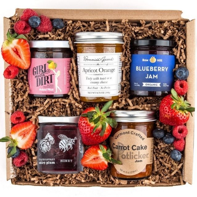 嘴巴站在果酱礼盒旁