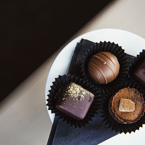 盘子里的什锦手工巧克力