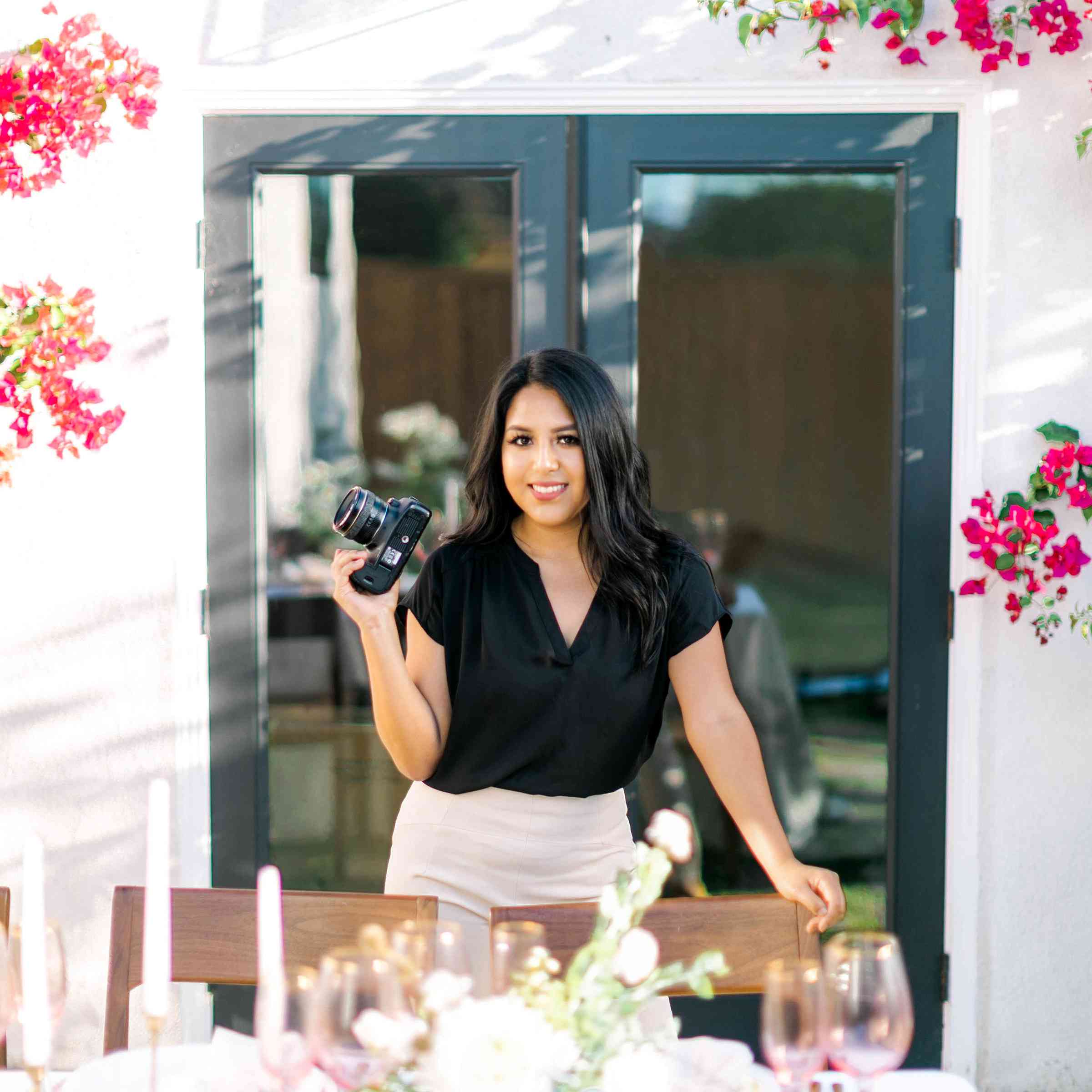 拿着照相机的女人