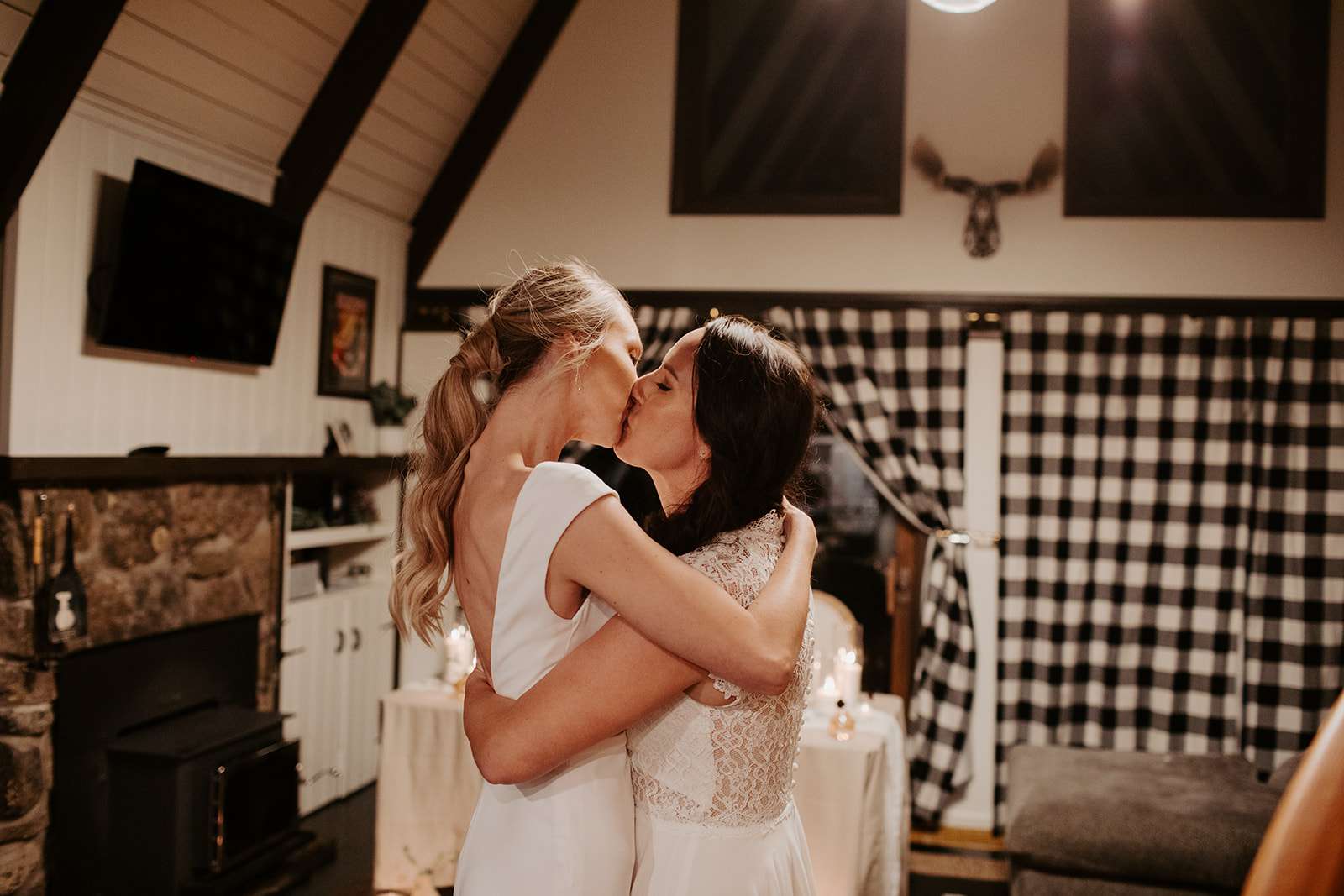 新娘在接待处亲吻