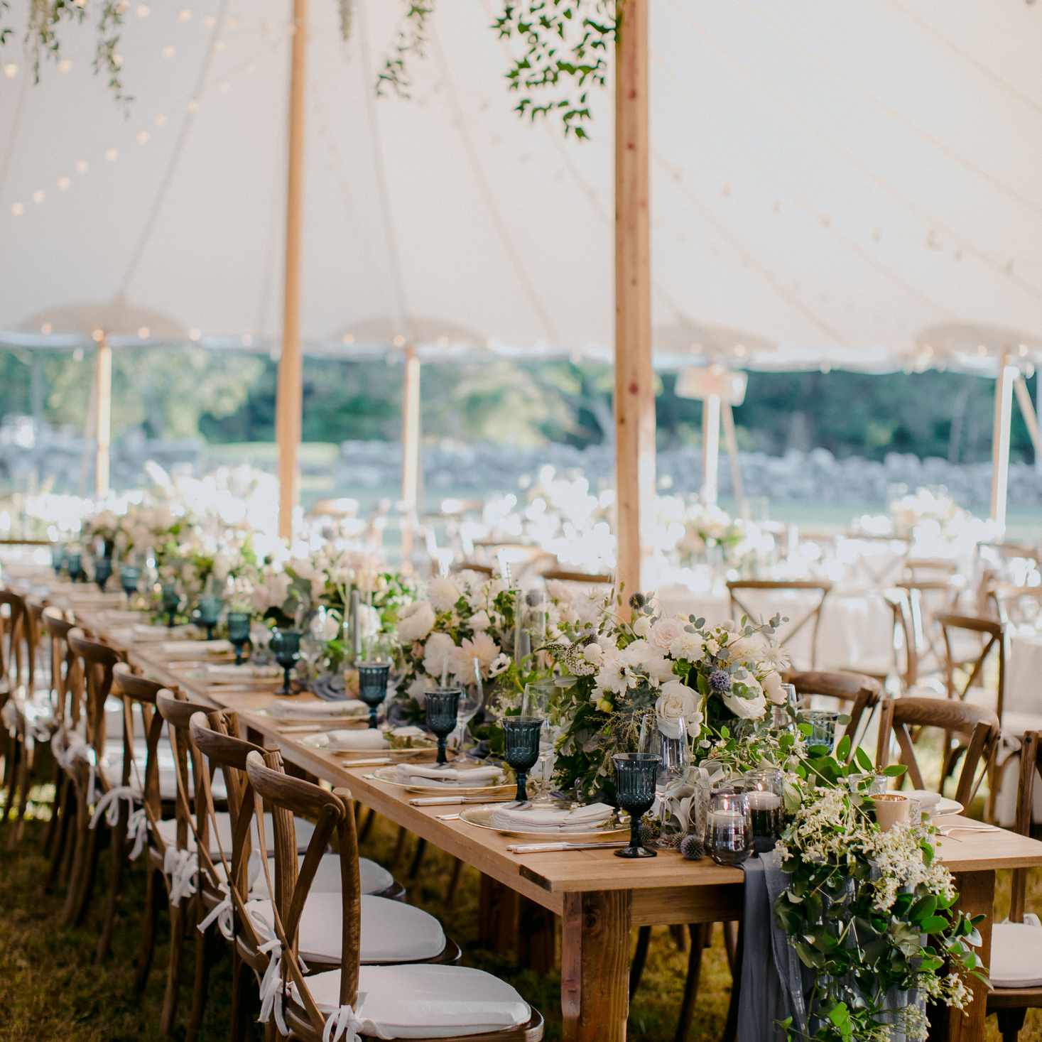 马萨诸塞州乡村婚礼，花团锦簇的接待桌