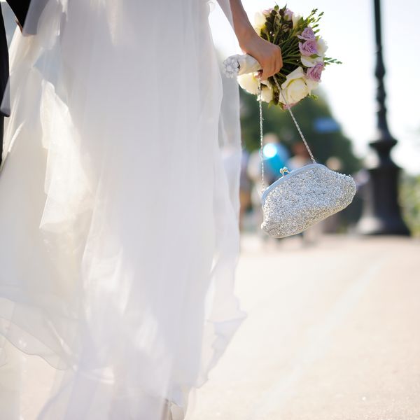 新娘手持钱包与新郎同行