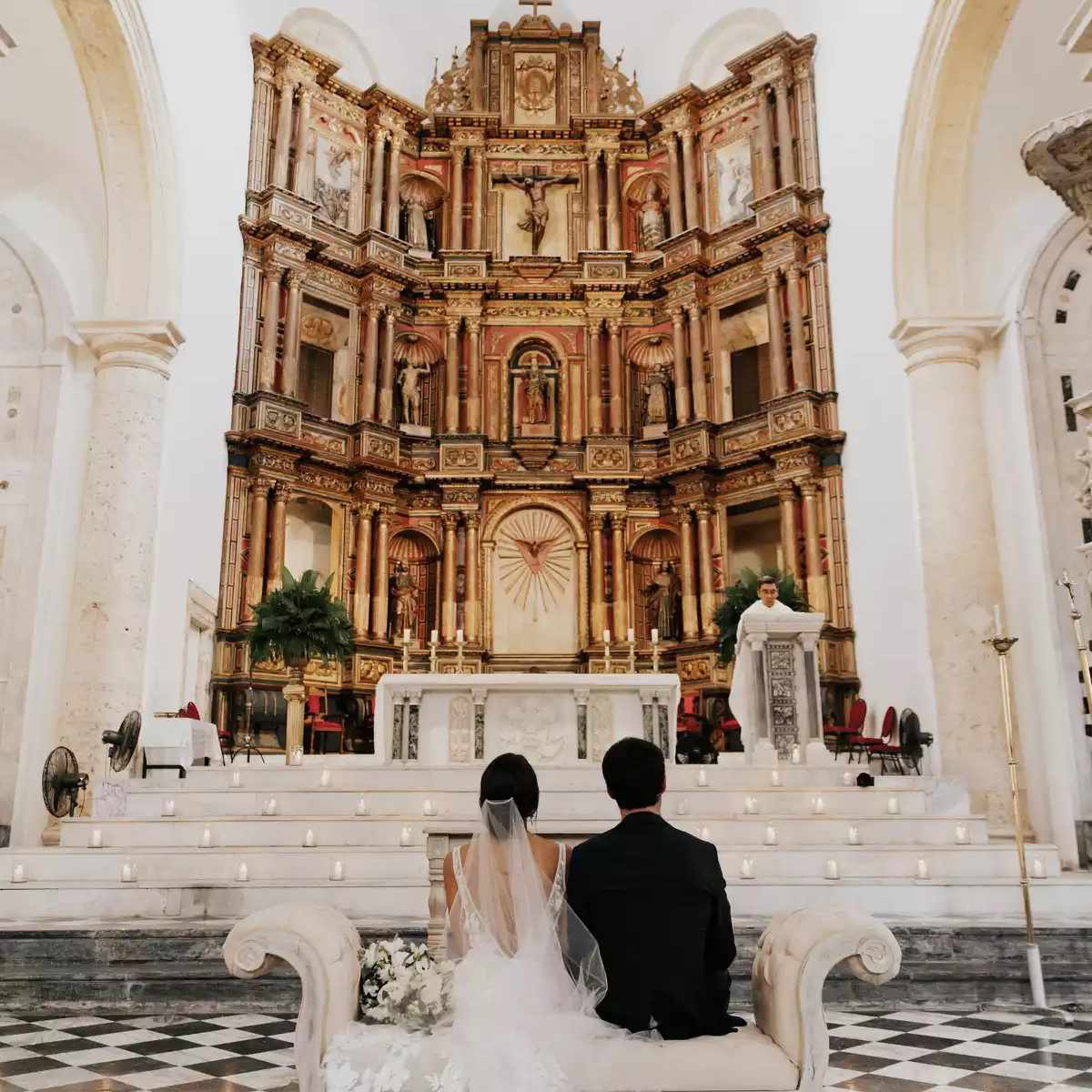 有夫妇的教会坐长凳