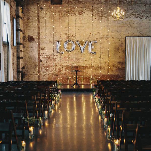 <P>串灯和聚酯薄膜气球婚礼仪式背景幕</ P>