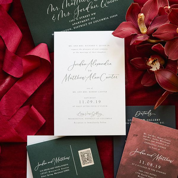 邀请套房与红色的背景