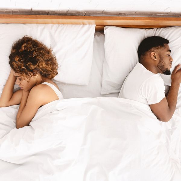 在床的两侧夫妇睡