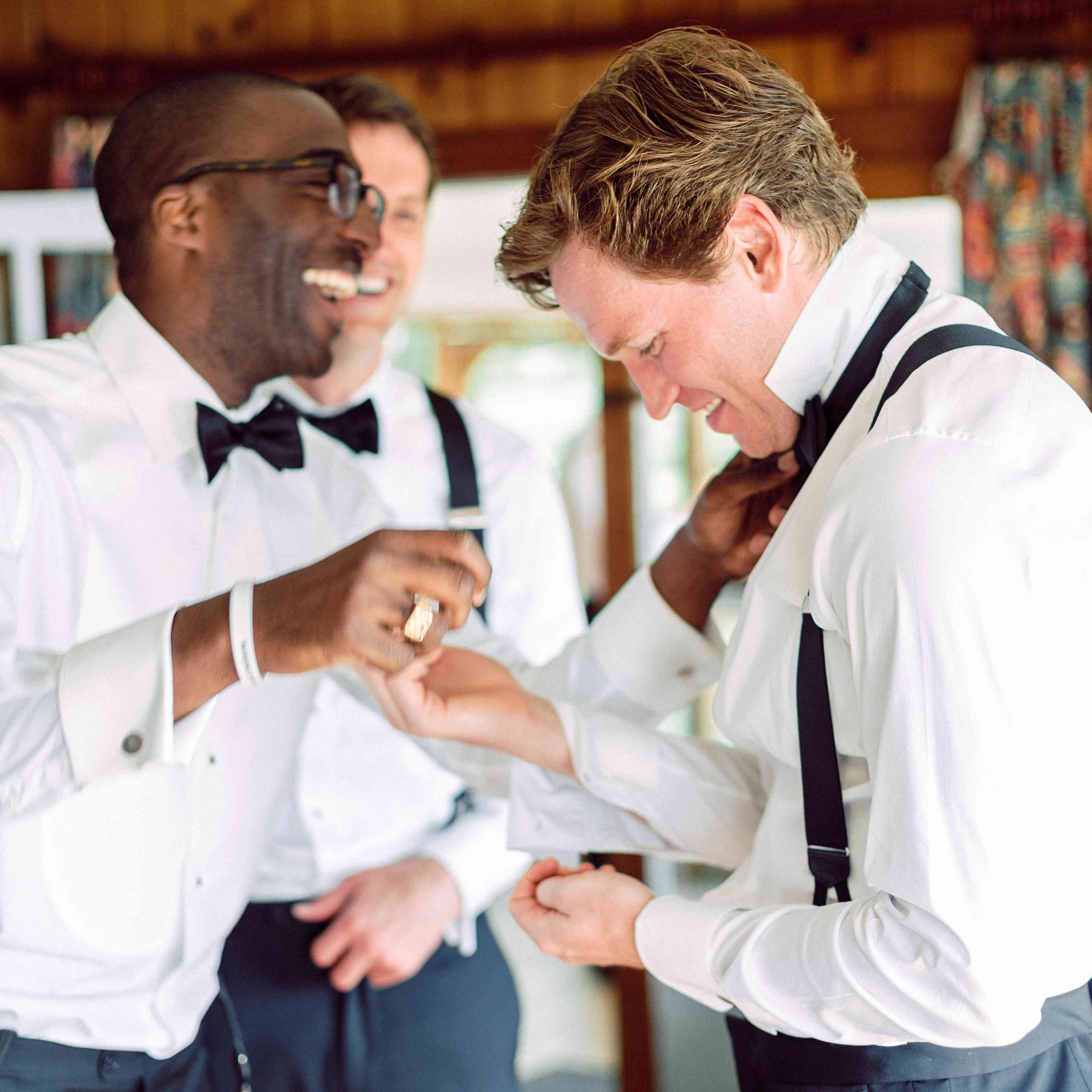 新郎和伴郎开心地笑着