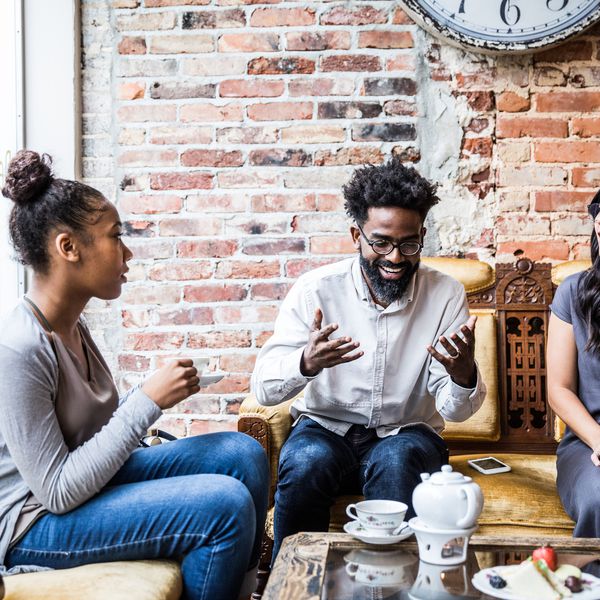 两个女人和一个男人说话