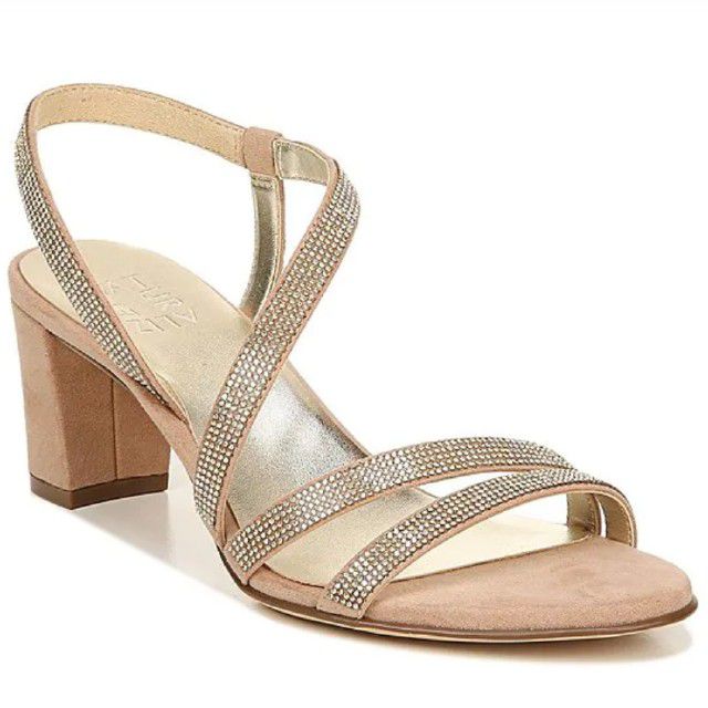 闪闪发光的裸体脚跟