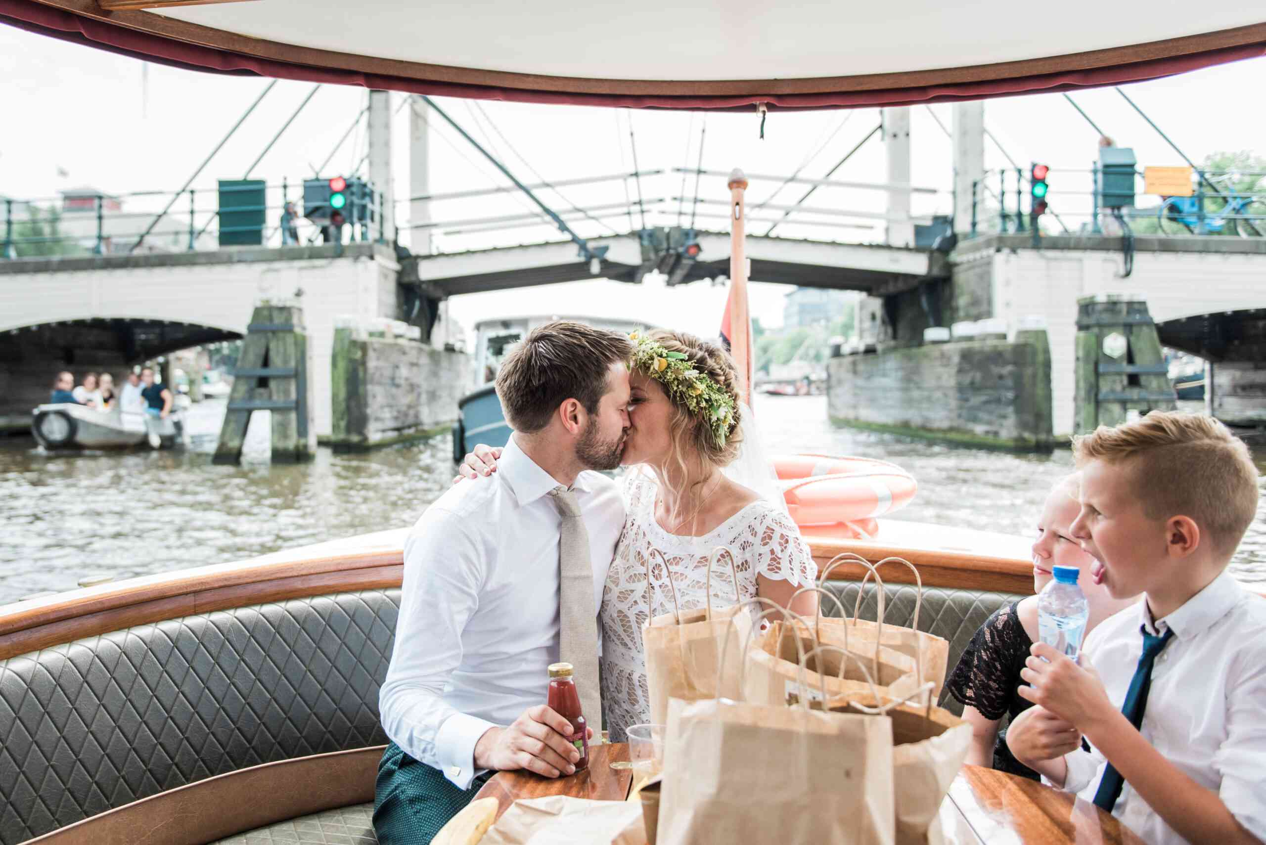 亲吻在桥下的夫妇