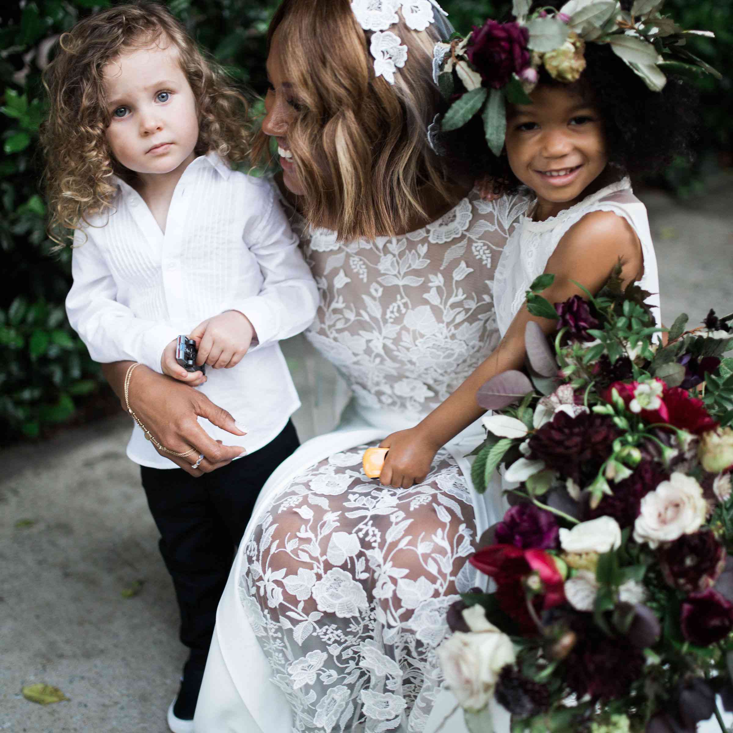 新娘与花童和捧戒指的人