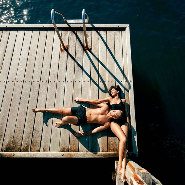 一对夫妇在码头上晒日光浴