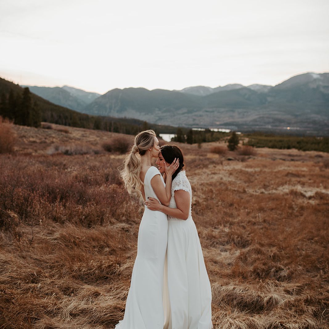 新娘在仪式前拥抱