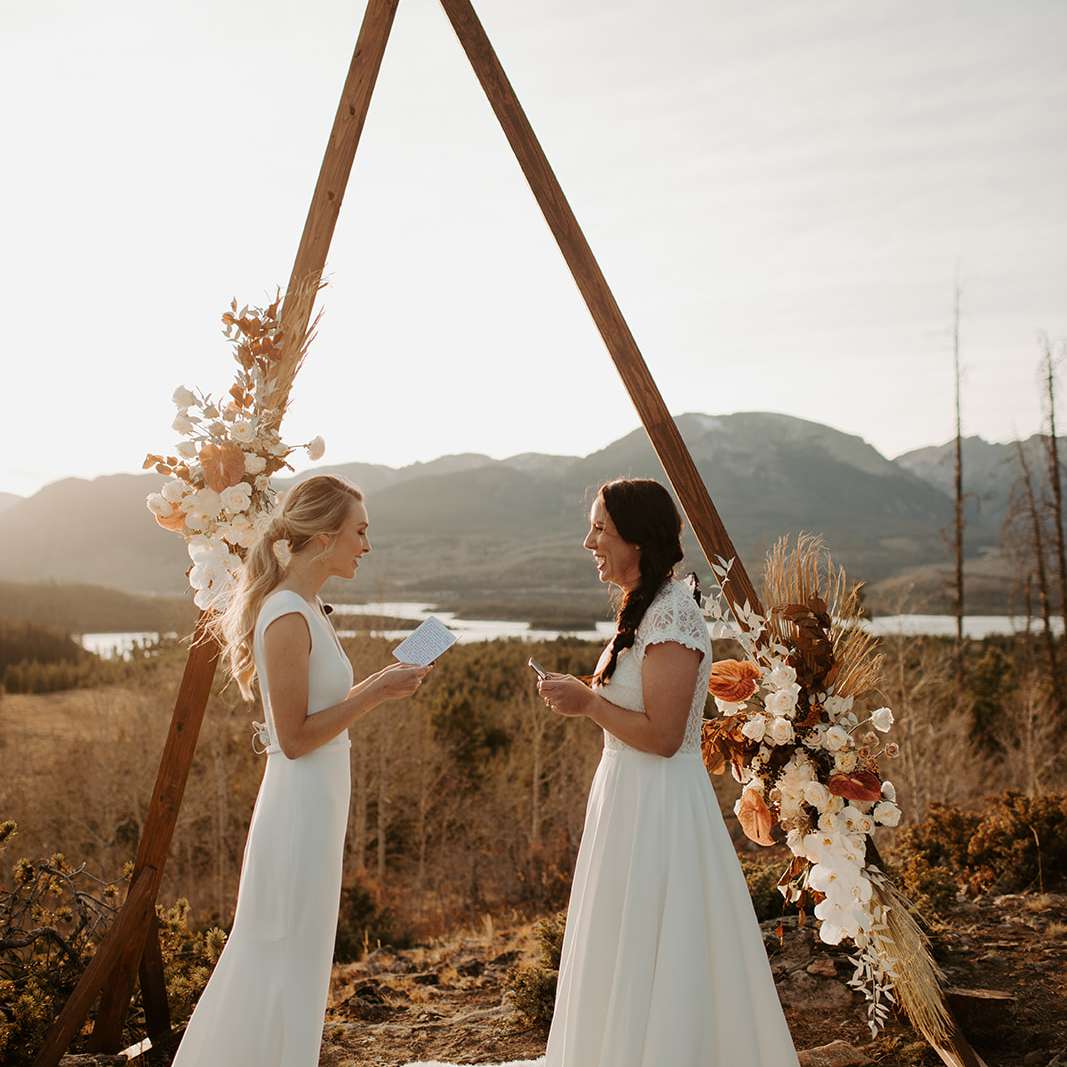 在祭坛的新娘读誓言