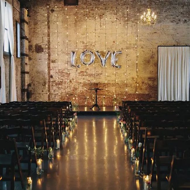 用彩灯和麦拉气球作为简单而引人注目的典礼背景