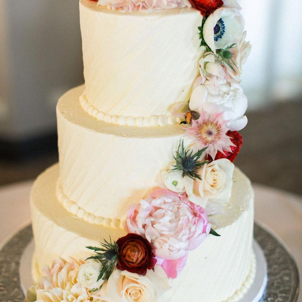 有花装饰的白色蛋糕