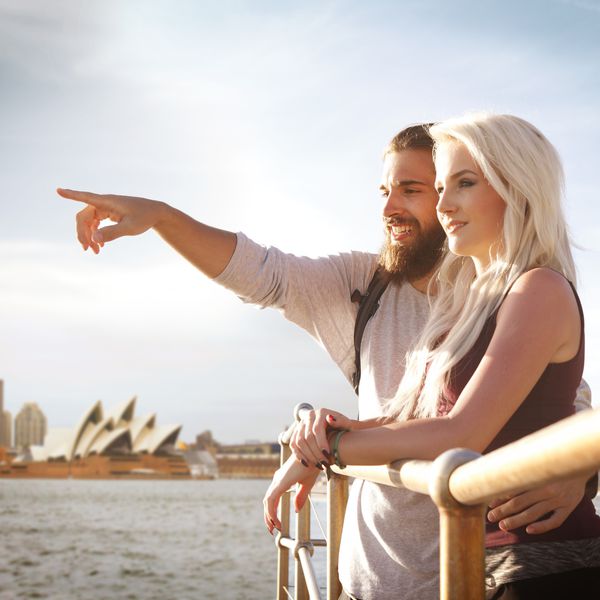看在悉尼，澳大利亚地平线的年轻夫妇