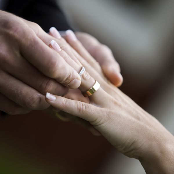 新郎和新娘戴上戒指