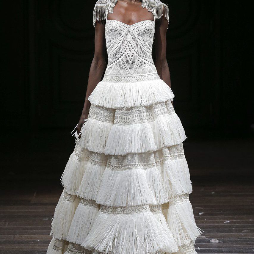 刺绣礼服的模型，有拉菲菌细节和裙子