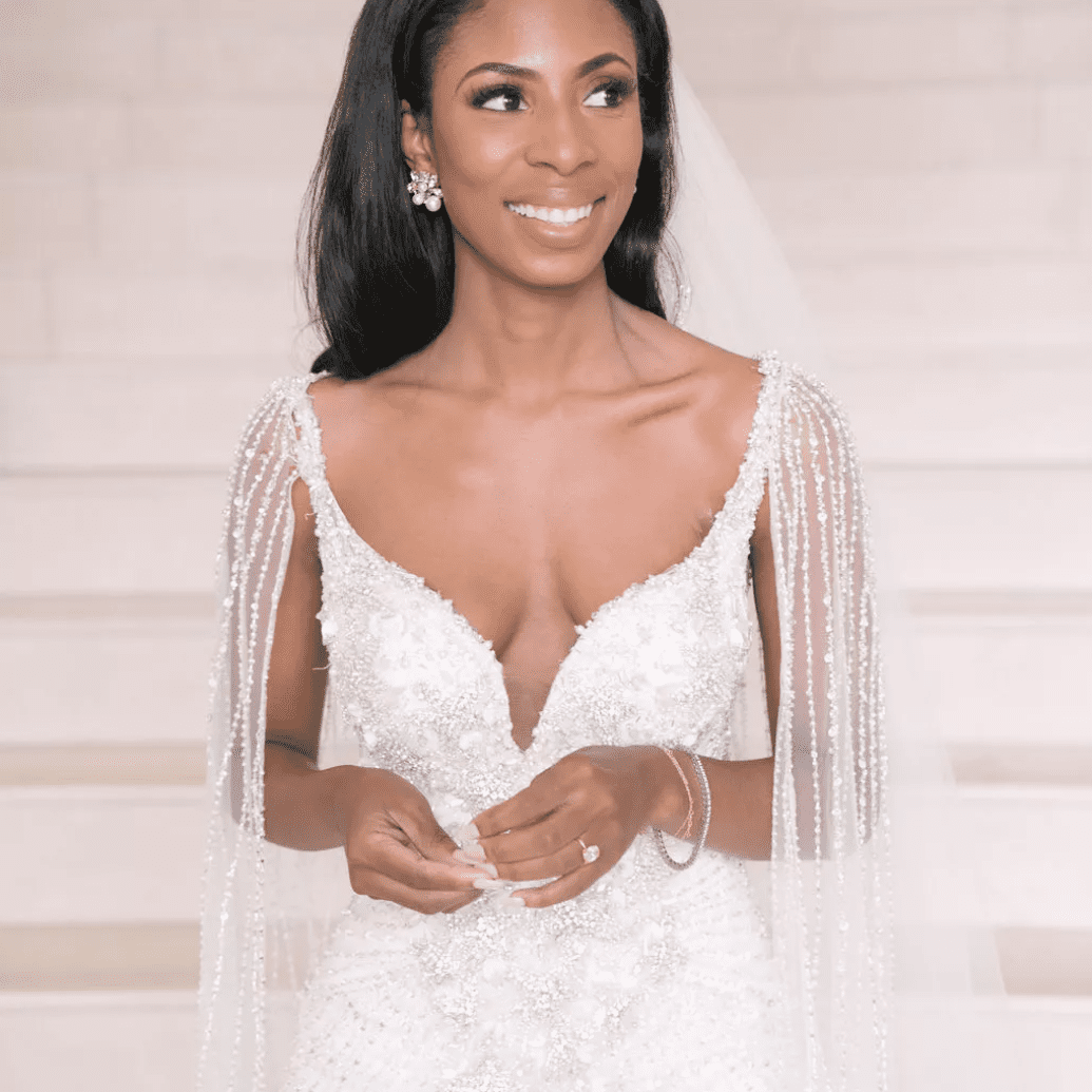 新娘妆柔和，并加以润色斗篷