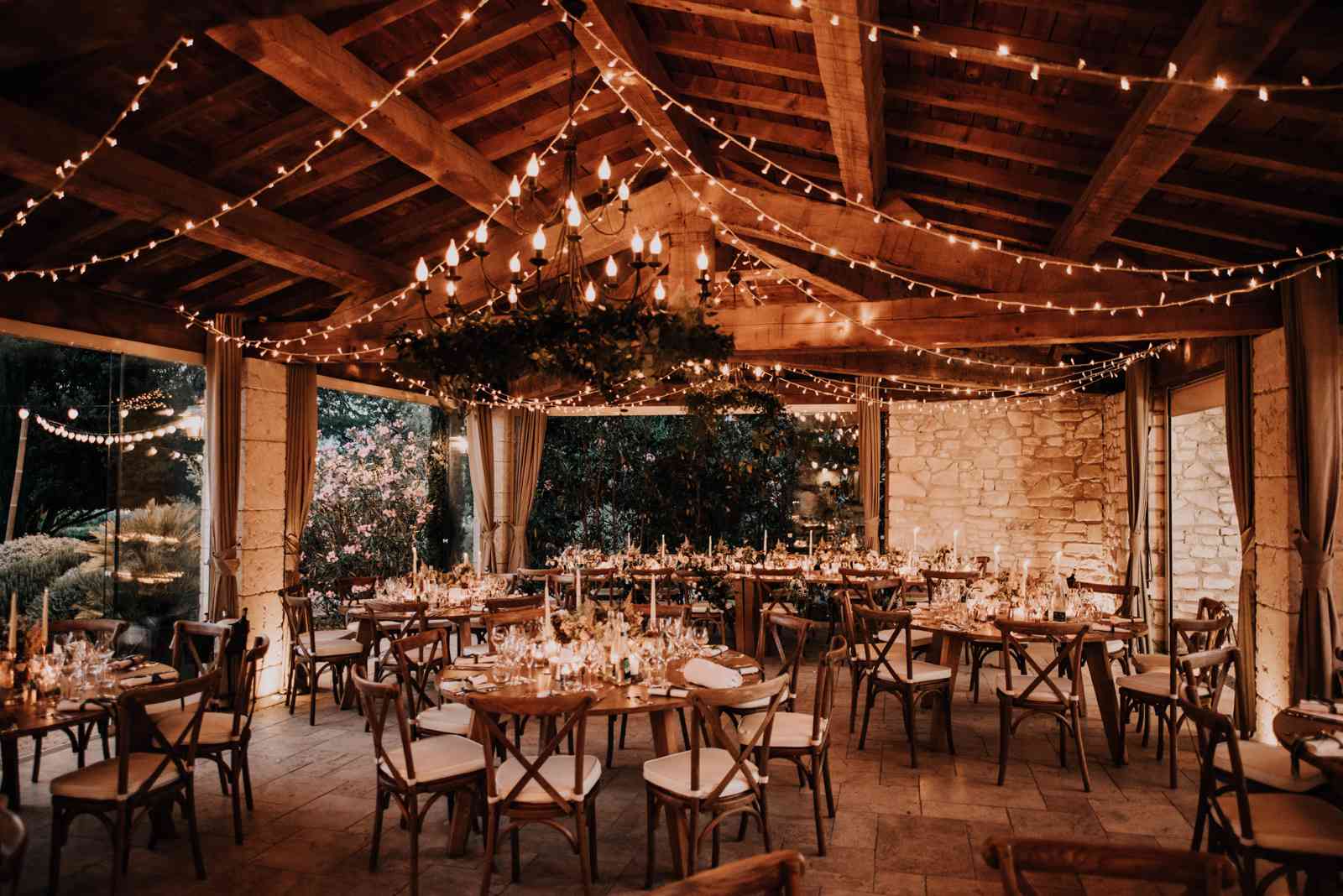 带弦灯的乡村接待环境